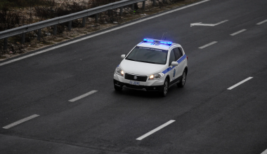 Προσπερνάμε περιπολικό στον δρόμο; – Τι προβλέπει ο ΚΟΚ και πότε μπορεί να γίνει νόμιμα