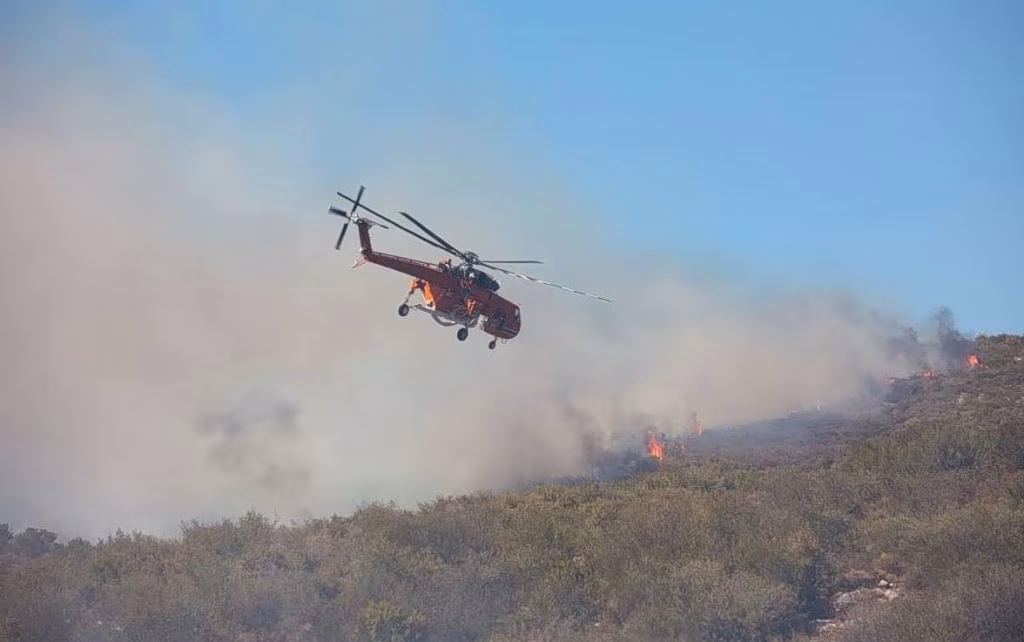 Φωτιά στον Κουβαρά Αττικής: Εκκενώνεται ο Άγιος Στυλιανός προς Καλύβια – Καίγονται κτηνοτροφικές μονάδες (upd)