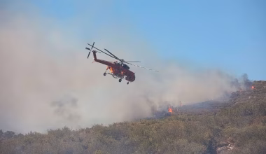 Φωτιά στον Κουβαρά Αττικής: Εκκενώνεται ο Άγιος Στυλιανός προς Καλύβια