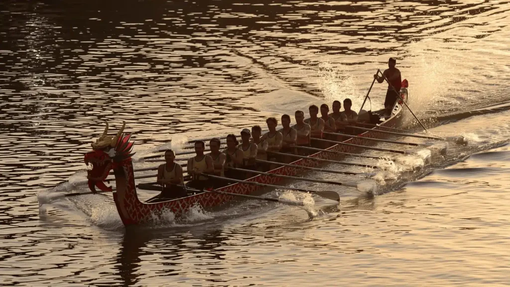 Dragon Boat: Η ομαδική κωπηλασία που έγινε παγκόσμια μόδα και ο ρόλος του τυμπανιστή