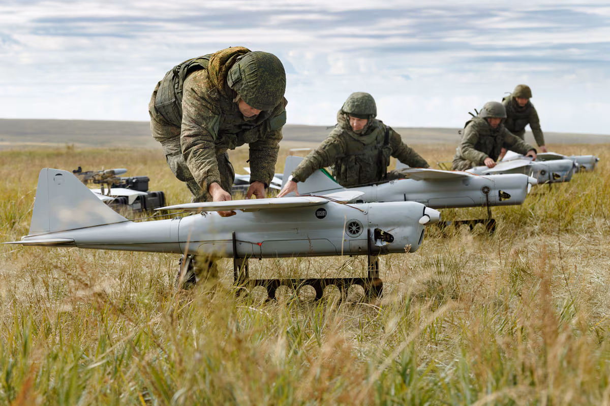 Οι Ρώσοι κτύπησαν με drones και κατευθυνόμενες βόμβες το Σούμι: Στις φλόγες ουκρανικές ενεργειακές εγκαταστάσεις