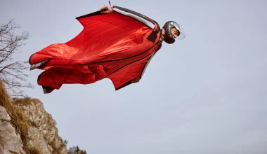 Wingsuit flying: Το extreme sport που κάνει τον άνθρωπο να πετά σαν πουλί