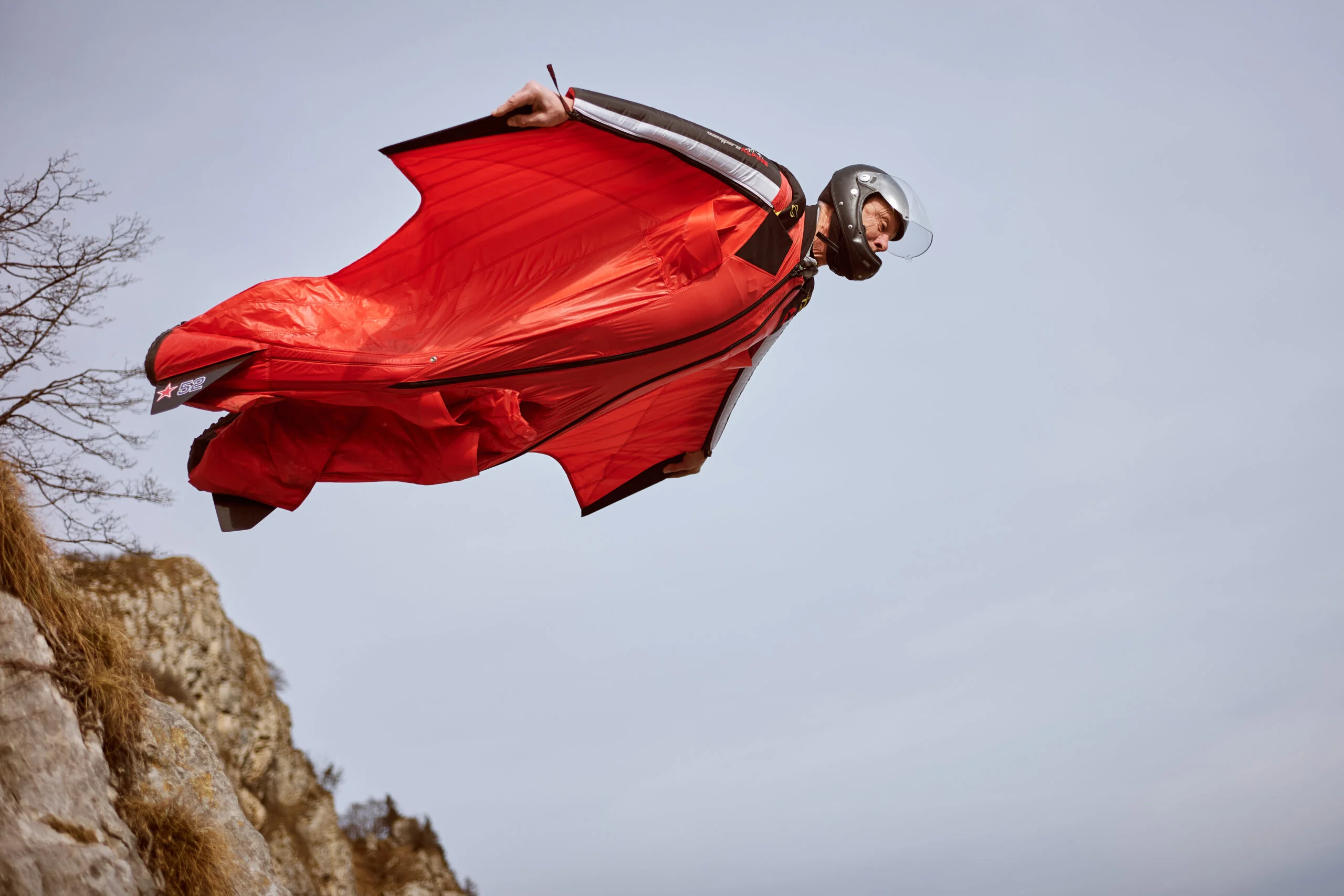 Wingsuit flying: Το extreme sport που κάνει τον άνθρωπο να πετά σαν πουλί