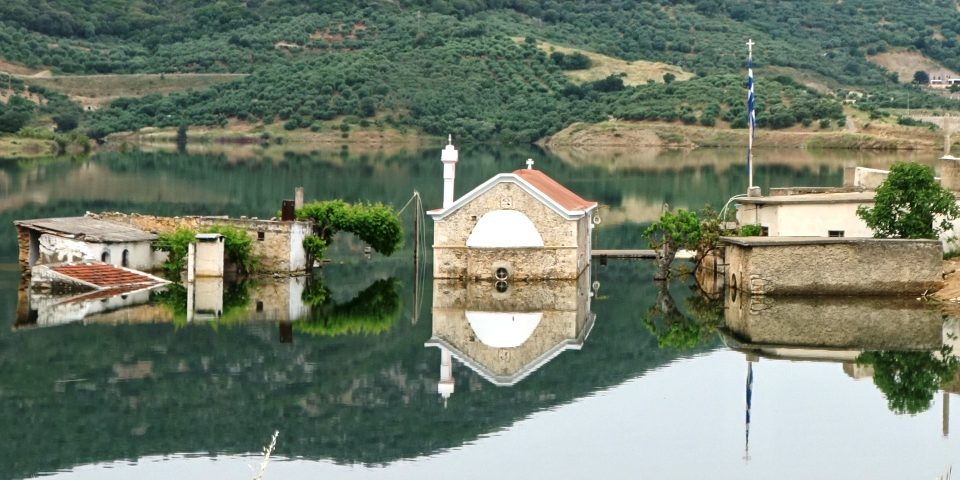 Το χωριό- «Ατλαντίδα» της Κρήτης που βυθίζεται και ξαναβγαίνει στην επιφάνεια (βίντεο)