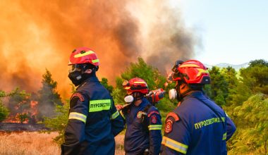 Τι απαντά η Πυροσβεστική στις καταγγελίες πως πυροσβέστες στη Δυτική Αττική έμειναν χωρίς φαγητό και νερό