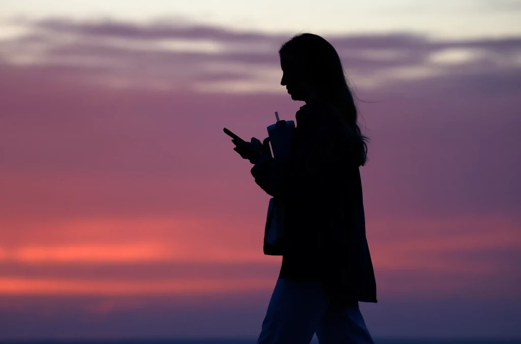 «Loneliness Ιnfluencers»: Η νέα τάση στα social media που κάνει τη μοναχική ζωή… μόδα