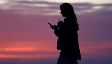 «Loneliness Ιnfluencers»: Η νέα τάση στα social media που κάνει τη μοναχική ζωή… μόδα