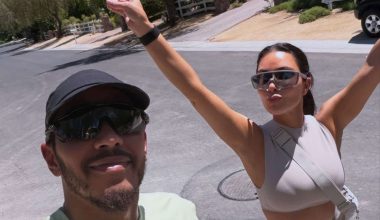 Η Κιμ Καρντάσιαν πόζαρε μαζί με τον Λιούις Χάμιλτον μέσα σε αμάξι και μοίρασε «καρδιακά» (φωτο)