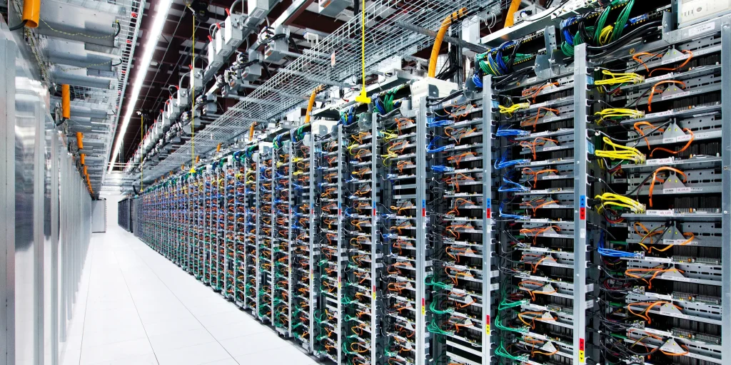 Οι ΗΠΑ απέναντι στα data centers: Η απρόσμενη συμμαχία MAGA και Αριστεράς που βάζει φρένο στην επέλαση της AI