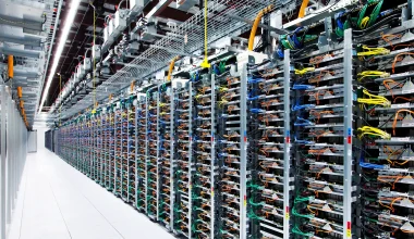 Οι ΗΠΑ απέναντι στα data centers: Η απρόσμενη συμμαχία MAGA και Αριστεράς που βάζει φρένο στην επέλαση της AI