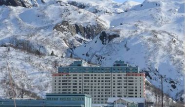 Η πόλη όπου σχεδόν όλος ο πληθυσμός ζει στο ίδιο κτίριο (βίντεο)