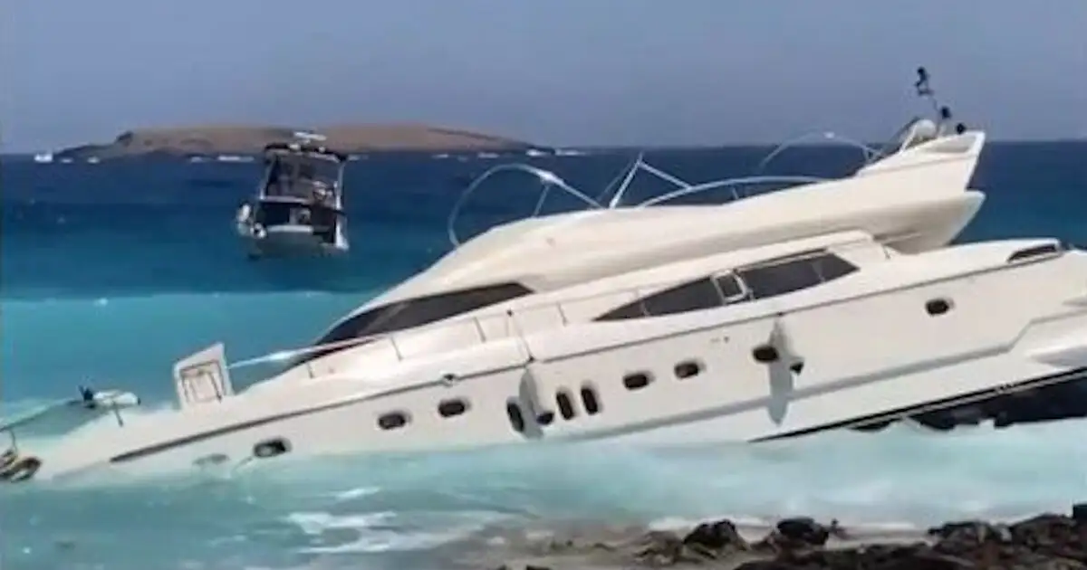 Κύθηρα: Θαλαμηγός με γερμανική σημαία προσάραξε σε παραλία (βίντεο)