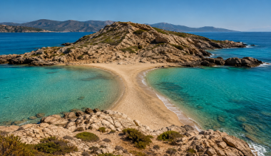Οι ελληνικές παραλίες που εμφανίζονται μόνο λίγες ημέρες τον χρόνο