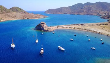 Πάτμος: Η παραλία με τον επιβλητικό βράχο που κρύβει ιστορία αιώνων