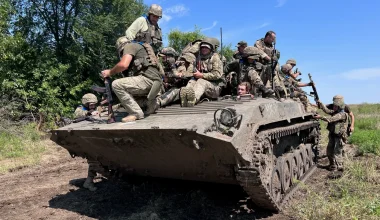 Έμφορτο όχημα των Ουκρανών στο Σλαβιάνσκ καταστράφηκε ολοσχερώς μέσα στην πόλη! (βίντεο)