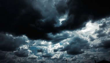 Γιατί τα σύννεφα δεν πέφτουν αφού ζυγίζουν τόνους νερού και παγοκρυστάλλων