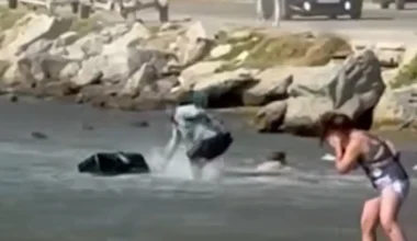 Τουρίστες στην Σκιάθο συμμετείχαν στο επικίνδυνο «έθιμο» και παρασύρθηκαν από την τουρμπίνα αεροπλάνου (βίντεο)