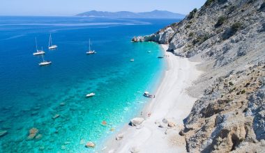 Σκιάθος: Η παραλία με τα κατάλευκα βότσαλα και τα τιρκουάζ νερά που μοιάζει εξωπραγματική