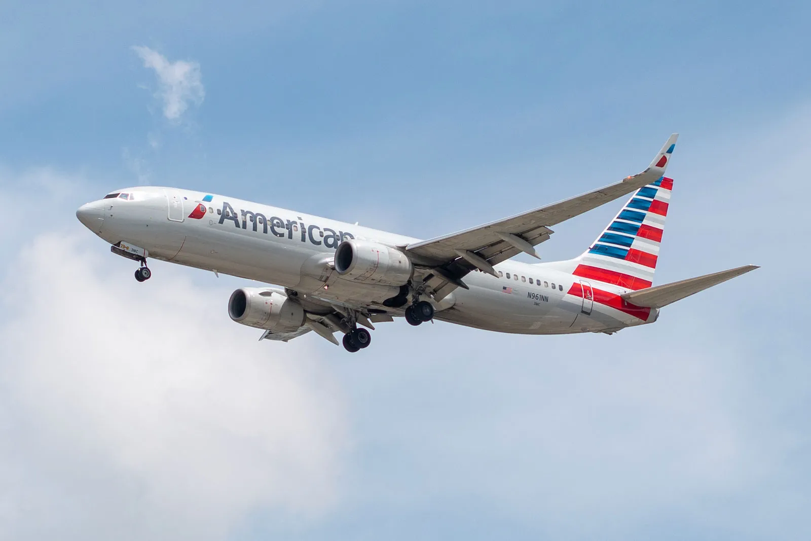 Φωτιά σε κινητήρα Boeing 737 μετά από πρόσκρουση με πουλιά – «Mayday» από τον πιλότο (βίντεο)