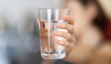 Ένα ποτήρι νερό μόλις ξυπνήσετε: Τι μπορεί πραγματικά να προσφέρει στον οργανισμό