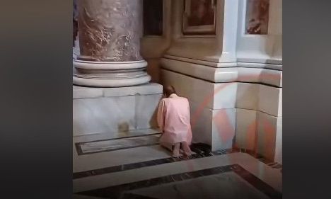 «Θύελλα» αντιδράσεων προκάλεσε Μουσουλμάνος που προσευχήθηκε γονατιστός μέσα στην Βασιλική του Αγίου Πέτρου!
