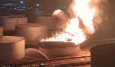 Λιβύη: Φωτιά σε δεξαμενή με 4,5 εκατ. λίτρα βενζίνης μετά από επίθεση αγνώστων στη Ζαουίγια (βίντεο)
