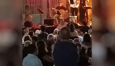 Η ζεϊμπεκιά του Δημήτρη Κουτσούμπα όταν ακούστηκε η «Φάμπρικα» του Λάκη Χαλκιά που πέθανε πριν λίγες μέρες (βίντεο)