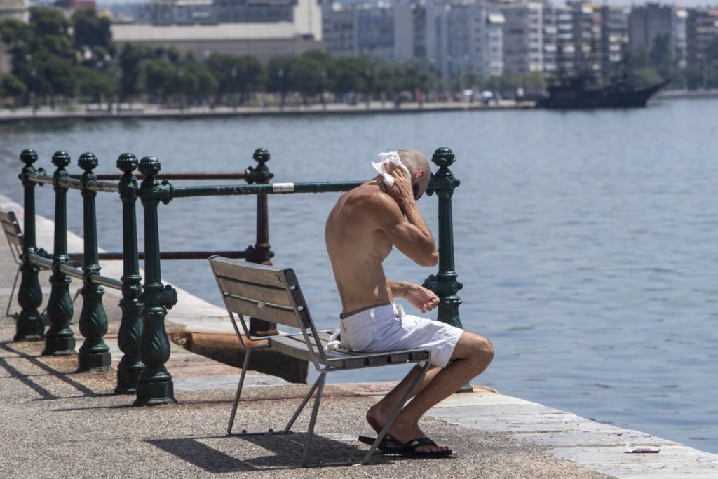 Καύσωνας και άπνοια το σημερινό καιρικό σκηνικό: Ο υδράργυρος φτάνει τους 38°C – Πού απαιτείται ιδιαίτερη προσοχή