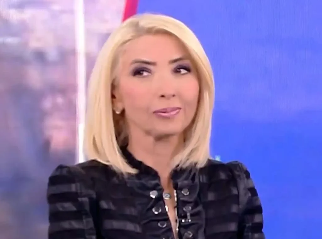 Η Μίνα Καραμήτρου στον ΣΚΑΪ δίπλα στον Γιώργο Γρηγοριάδη στην εκπομπή «Δεκατιανοί»