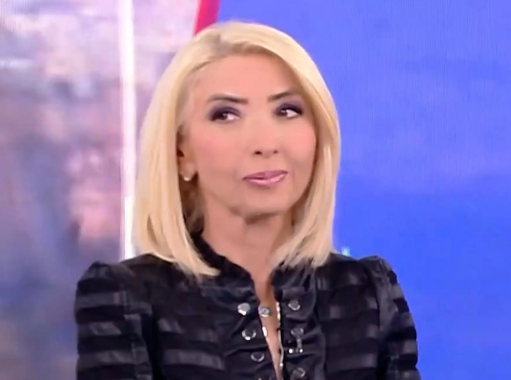 Η Μίνα Καραμήτρου στον ΣΚΑΪ δίπλα στον Γιώργο Γρηγοριάδη στην εκπομπή «Δεκατιανοί»