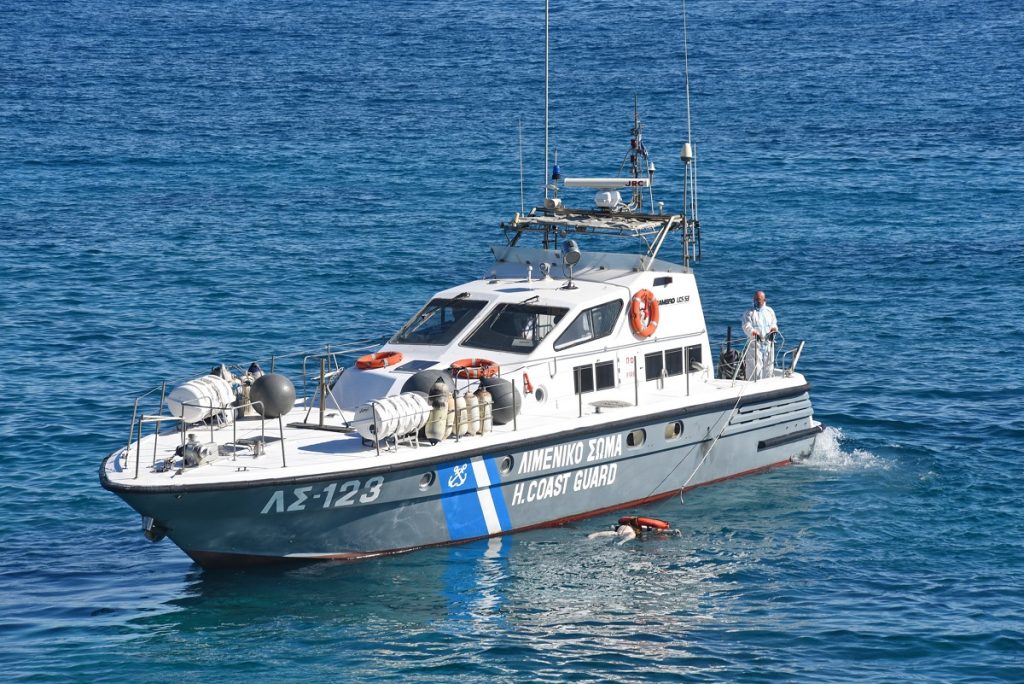 Διασώθηκαν 250 επιβάτες τουριστικού σκάφους που βρισκόταν σε άθλιες συνθήκες – Η συνδρομή 2 γυναικών αξιωματικών