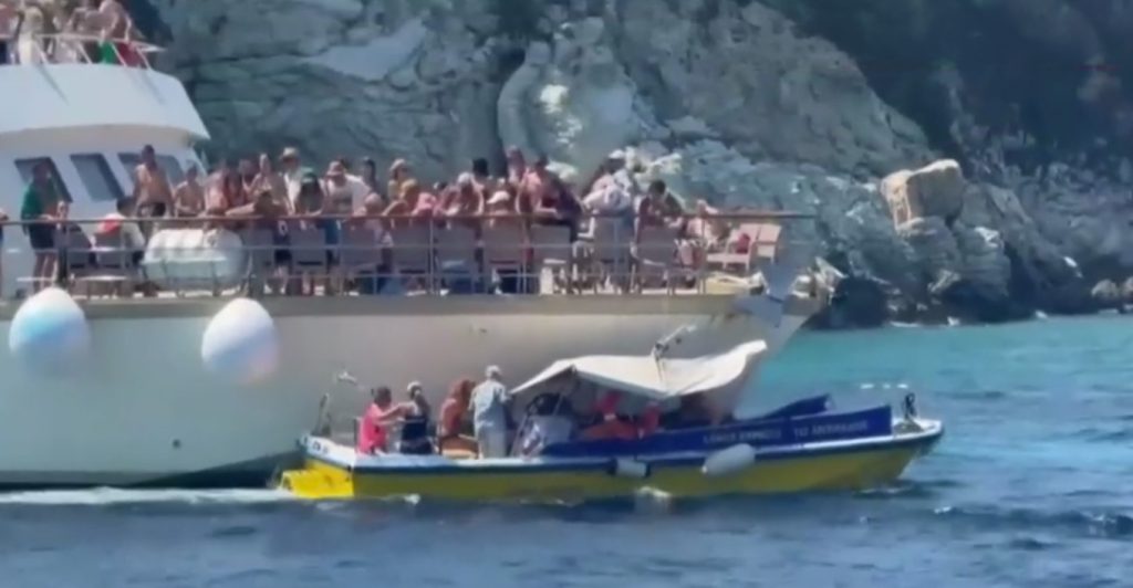 Η στιγμή της σύγκρουσης των τουριστικών σκαφών στους Αντίπαξους (βίντεο)