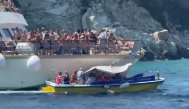 Η στιγμή της σύγκρουσης των τουριστικών σκαφών στους Αντίπαξους (βίντεο)