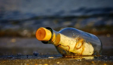 Τα παράξενα μηνύματα που βρέθηκαν μέσα σε μπουκάλια έπειτα από δεκαετίες