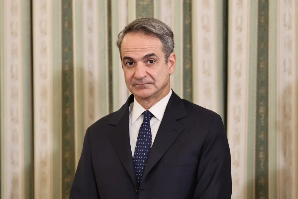 Μικρό ατύχημα για τον Κ.Μητσοτάκη στα Χανιά: Έπεσε από το ποδήλατο και κτύπησε τον ώμο του