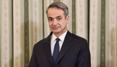 Μικρό ατύχημα για τον Κ.Μητσοτάκη στα Χανιά: Έπεσε από το ποδήλατο και κτύπησε τον ώμο του