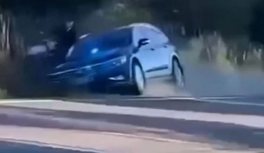 Διχασμένη η φινλανδική κοινωνία: Αστυνομικό όχημα «πέταξε» σε χαντάκι έναν 15χρονο οδηγό μηχανής – Δείτε βίντεο