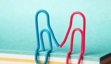 «Paperclipping»: Όταν κάποιος επιστρέφει ξαφνικά μόνο για να μην τον ξεχάσεις