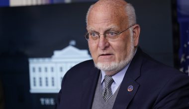 Ο επικεφαλής των υπηρεσιών Υγείας των ΗΠΑ (CDC) παραδέχθηκε ενόρκως ότι απέκρυπταν τις παρενέργειες των εμβολίων!