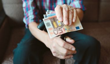 Επίδομα 300 ευρώ: Ο «κόφτης» των 65 ετών αφήνει εκτός 473.700 συνταξιούχους – Ποιοι χάνουν την ενίσχυση
