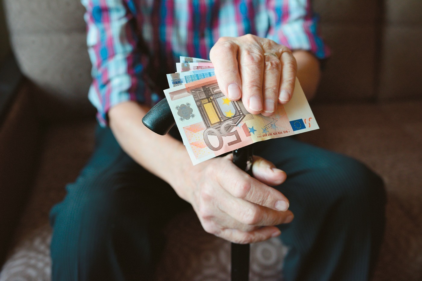 Επίδομα 300 ευρώ: Ο «κόφτης» των 65 ετών αφήνει εκτός 473.700 συνταξιούχους – Ποιοι χάνουν την ενίσχυση