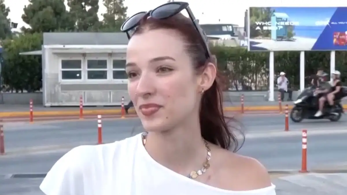 Η ταξιδιώτισσα στον Πειραιά που βρέθηκε σε δύο τηλεοπτικές εκπομπές: Aντάλλαξε social με δημοσιογράφο του ΣΚΑΪ!