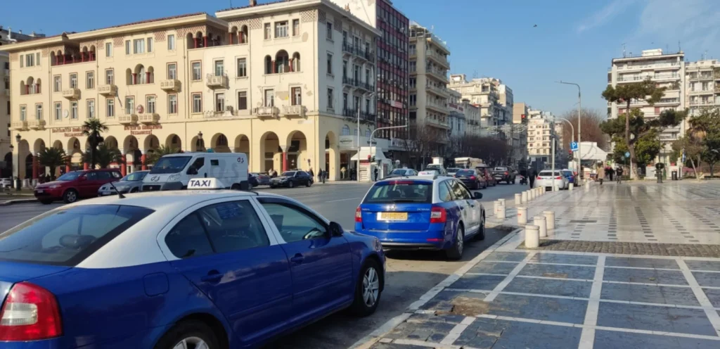 Θεσσαλονίκη: Οδηγός ταξί μετέφερε τέσσερις παράνομους αλλοδαπούς – Του κατασχέθηκε το όχημα, το κινητό και χρήματα