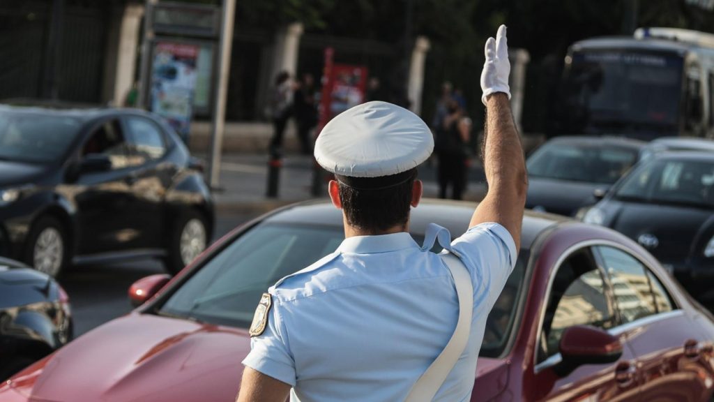 Νέος ΚΟΚ: Η λάθος απόφαση που μπορεί να κοστίσει ακριβά – Τι ισχύει αν οδηγός δεν σταματήσει σε τροχονομικό έλεγχο