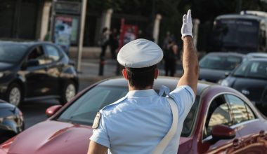 Νέος ΚΟΚ: Η λάθος απόφαση που μπορεί να κοστίσει ακριβά – Τι ισχύει αν οδηγός δεν σταματήσει σε τροχονομικό έλεγχο