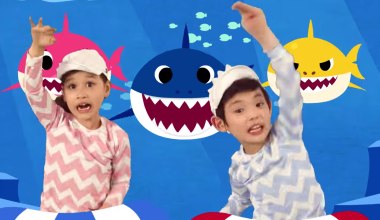 Ο «Baby Shark Boy» επιστρέφει 10 χρόνια μετά και κάνει το μεγάλο βήμα στην K-pop