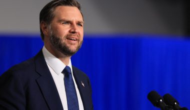 FT: Ο Τ.Ν.Βανς κάλεσε την Ουκρανία να σταματήσει να κτυπά δεξαμενόπλοια με πετρέλαιο στη Μαύρη Θάλασσα