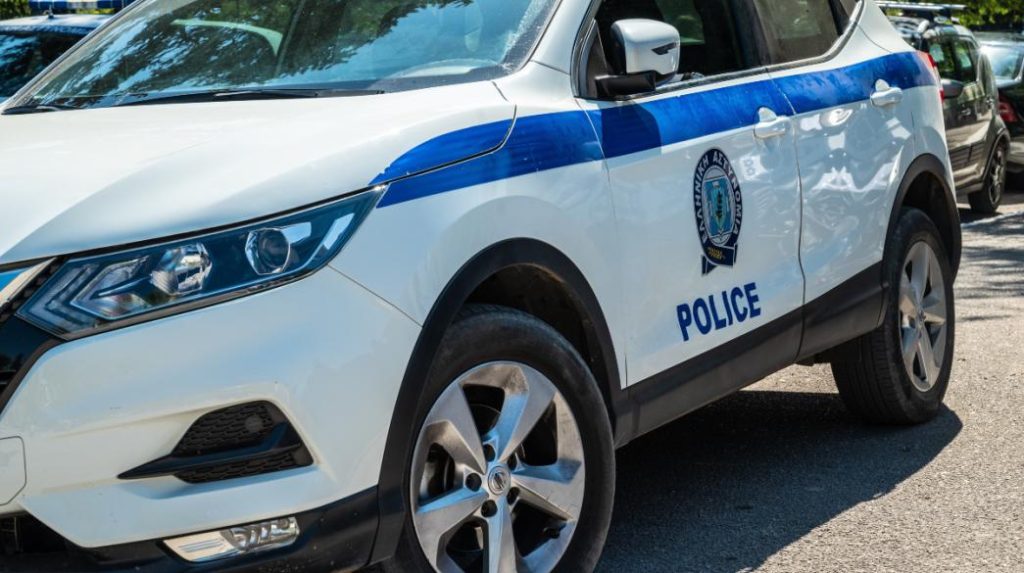 Ηλικιωμένος έβαλε μαχαίρι στον λαιμό ανηλίκου μέσα σε κατάστημα στην Ναύπακτο – «Το έκανα ως αστείο»