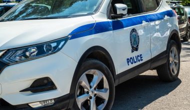 Ηλικιωμένος έβαλε μαχαίρι στον λαιμό ανηλίκου μέσα σε κατάστημα στην Ναύπακτο – «Το έκανα ως αστείο»