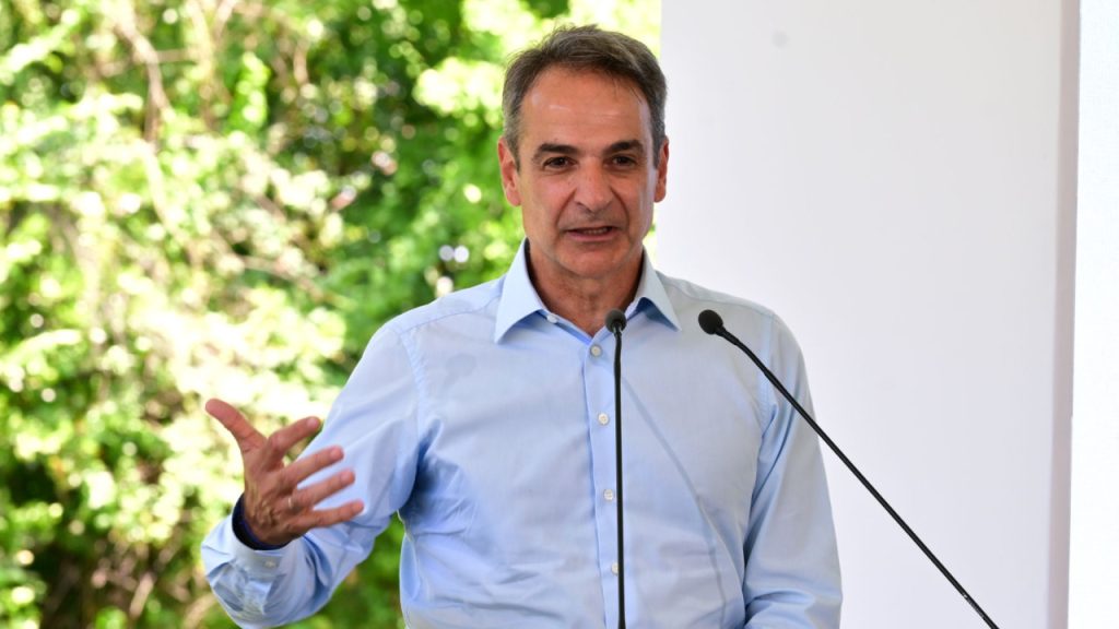 Στα Χανιά συνεχίζει τις καλοκαιρινές του διακοπές ο Κ.Μητσοτάκης: Πήγε για πρωινό μπάνιο στο Μαράθι (φωτο)